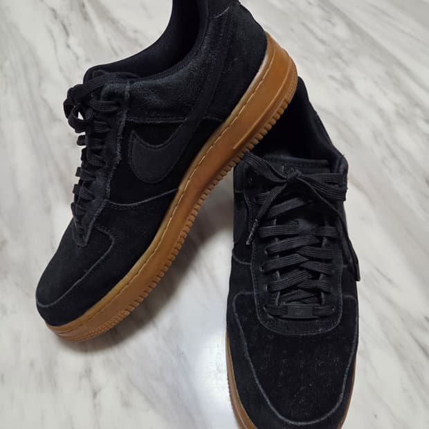 나이키 에어포스1 '07 블랙 스웨이드 스니커즈