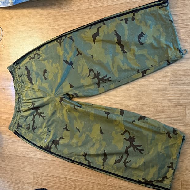 아디다스 x 떠그클럽 트랙 팬츠 포커스 올리브 크림 화이트