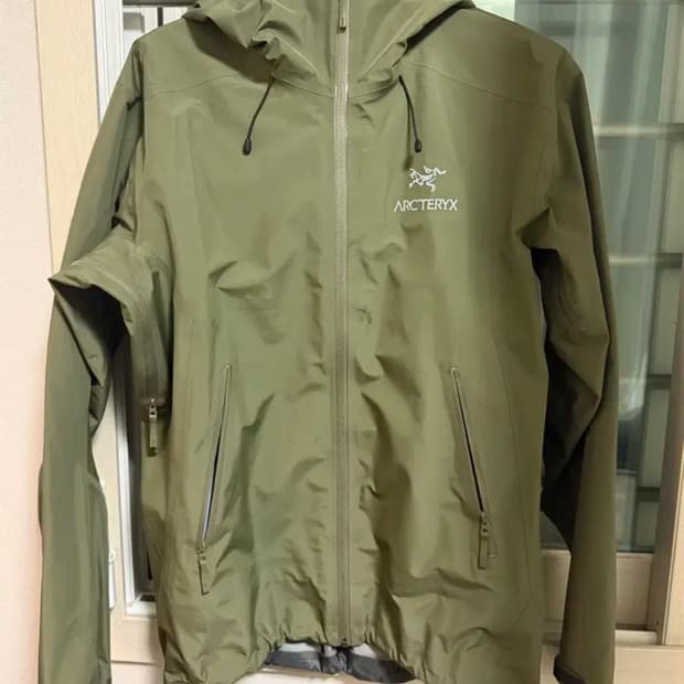 아크테릭스 베타 LT M 사이즈 타츠  크림가 130넘어가는데  상태 깔