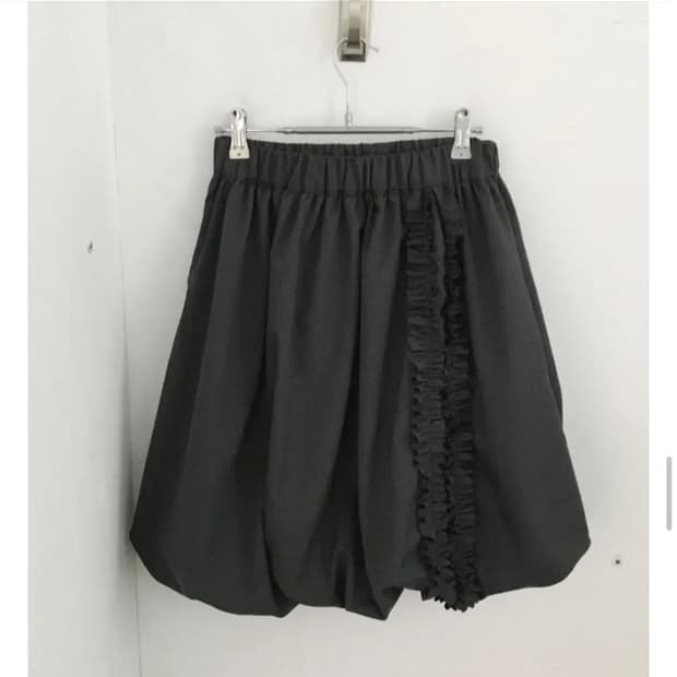 피에브레 프릴 미디 펌킨 스커트 챠콜그레이 샵피에브레