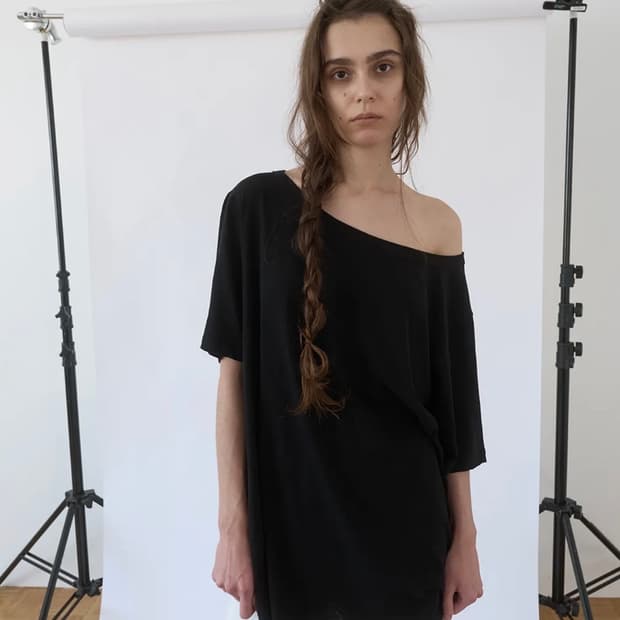 낫띵에브리띵 SLASH NECK TEE IN BLACK