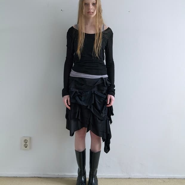 구해요 RUFFLE MIDI SKIRT IN BLACK