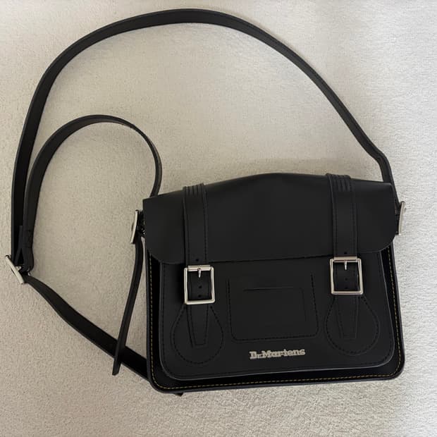 닥터마틴(Dr.Martens) 11인치 레더 사첼백 (블랙)