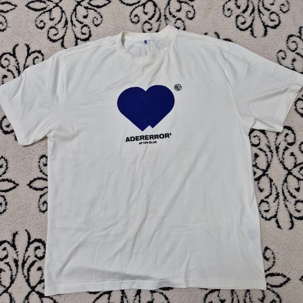 아더에러 트윈 하트 로고 티셔츠