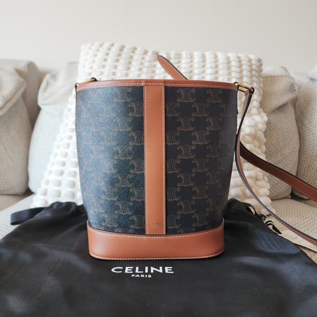 새상품급 셀린느 버킷백 스몰 트리옹프 캔버스 탄