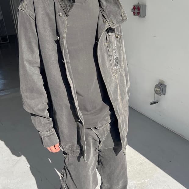 플라스틱프로덕트 trapezoid 자켓 m 구합니다