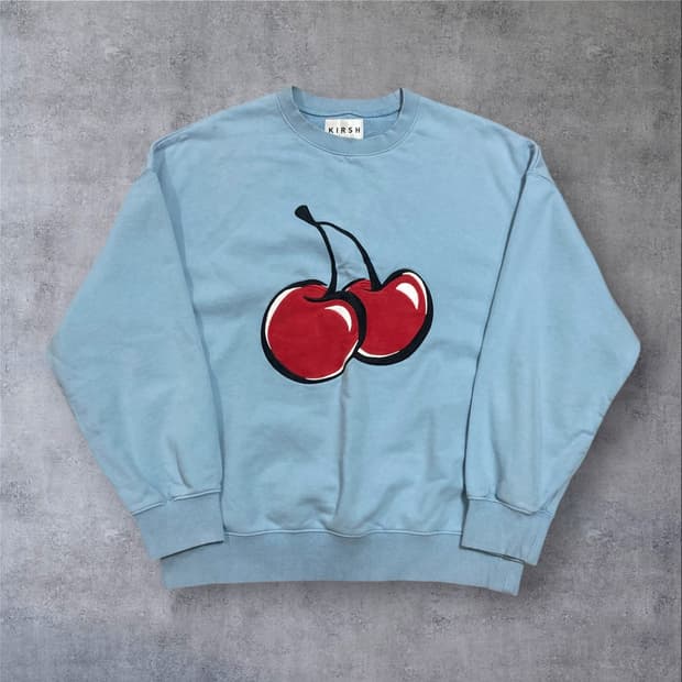 키르시 체리 빅로고 스카이 컬러 맨투맨