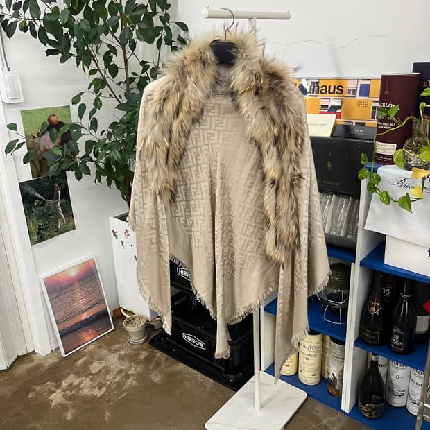 펜디 주카 실크 숄 판초 OS