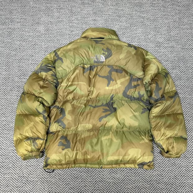 [95] 노스페이스 센터로고 카모 700 눕시 패딩