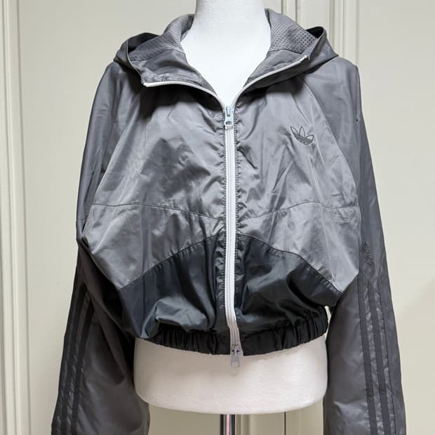 아디다스 차콜그레이 크롭 바람막이