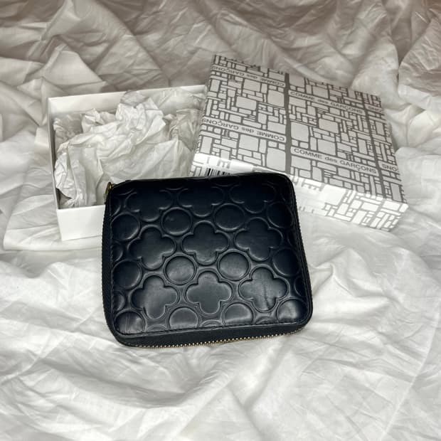 꼼데가르송 패턴 엠보싱 집 어라운드 레더 지갑