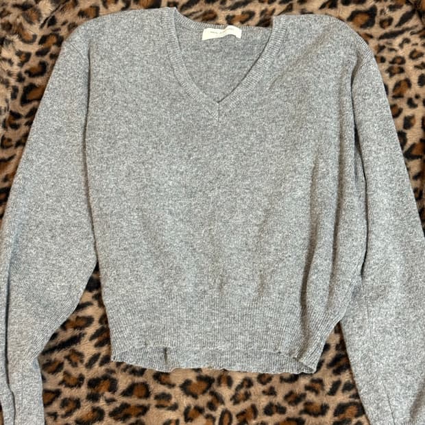 그레이 브이넥 니트