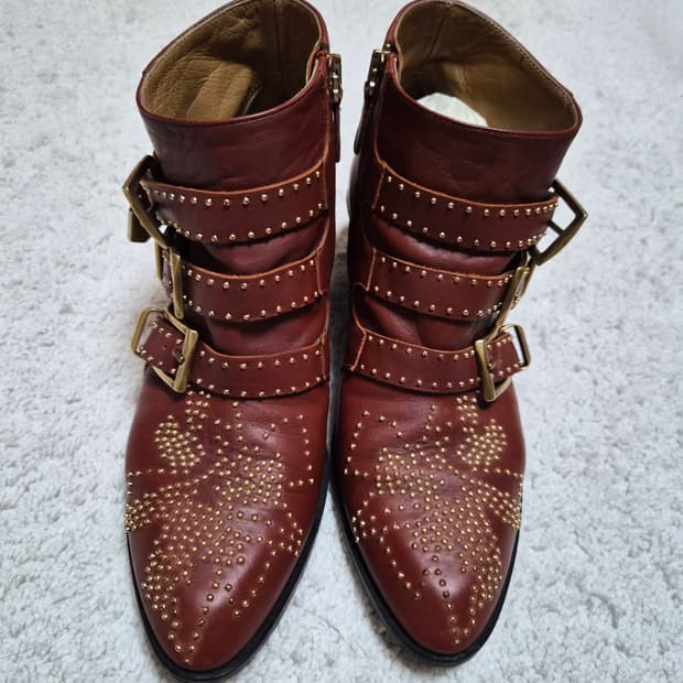 끌로에 수잔나 스터드 부츠