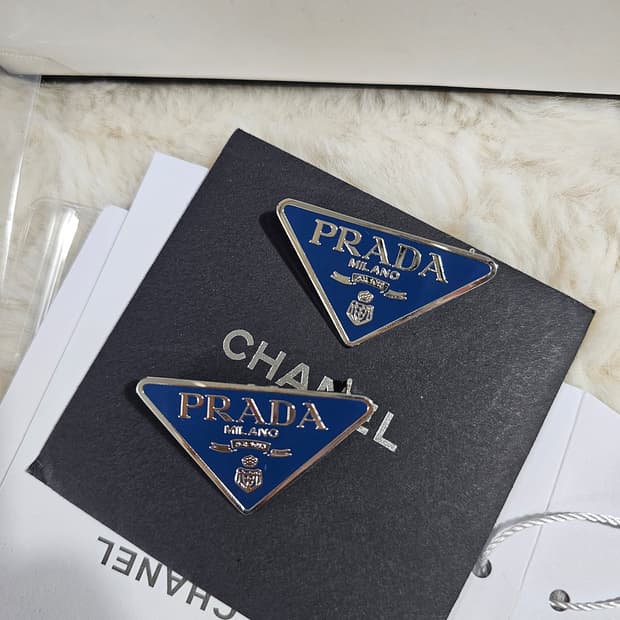 빈티지 프라다 블루 메탈 브로치
