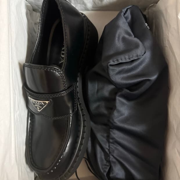 프라다 브러시드 가죽 로퍼 블랙 270mm