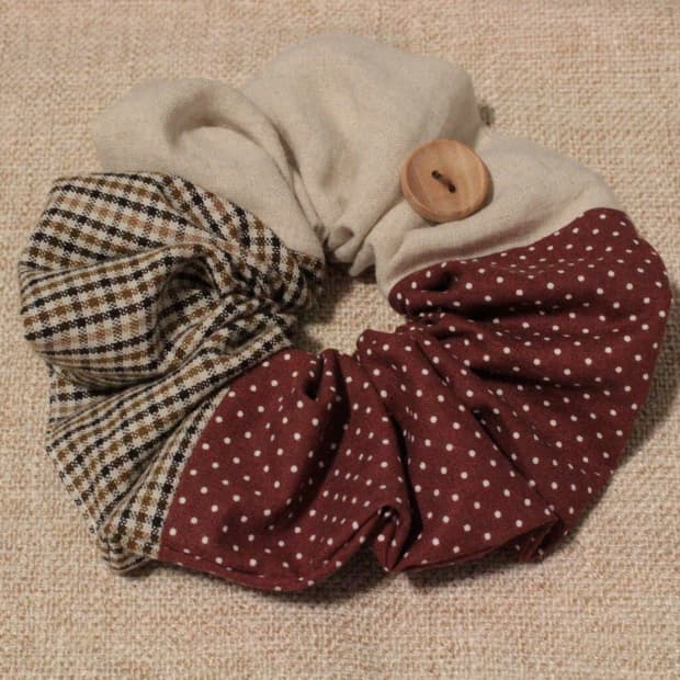 핸드메이드 빈티지 업사이클링 나무단추 스크런치