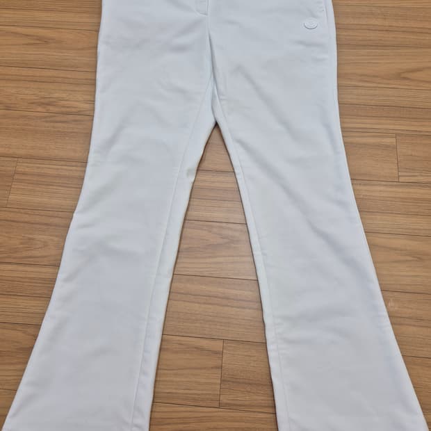 빈폴 여성용 화이트 부츠컷 슬랙스입니다. 사이즈는 28이고, 사진에서 보