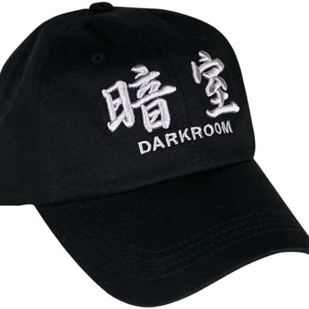 다크룸 스튜디오 실버 로고 캡