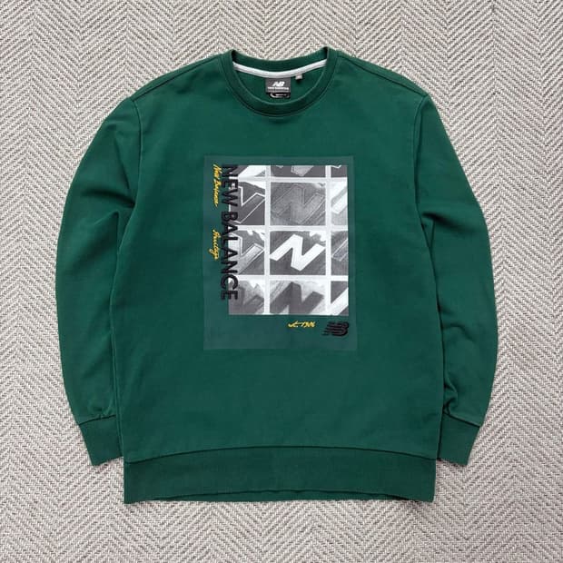 뉴발란스 프린팅 맨투맨 v2402