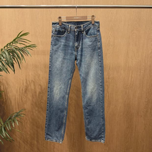 리바이스 505 데님 팬츠 5포켓 디테일 레귤러 스트레이트핏 중청