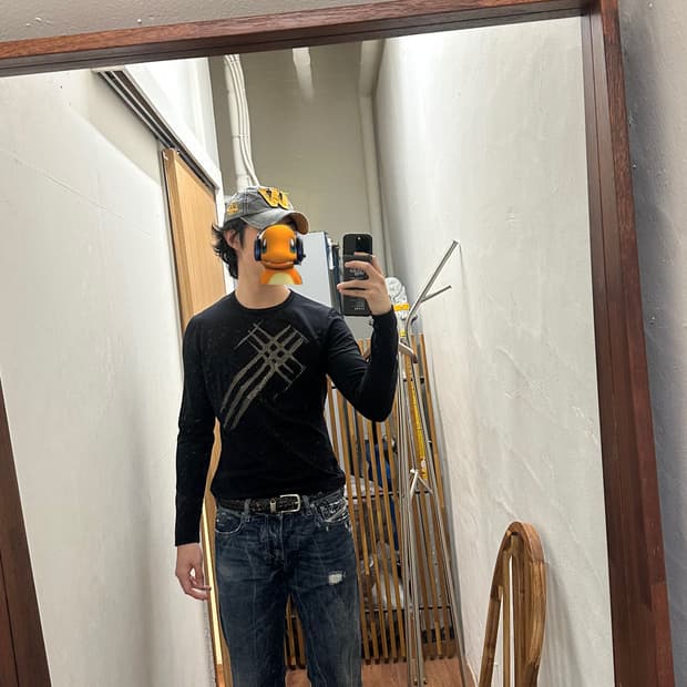 버버리 런던 긴팔 티셔츠 메탈릭 골드 그래픽