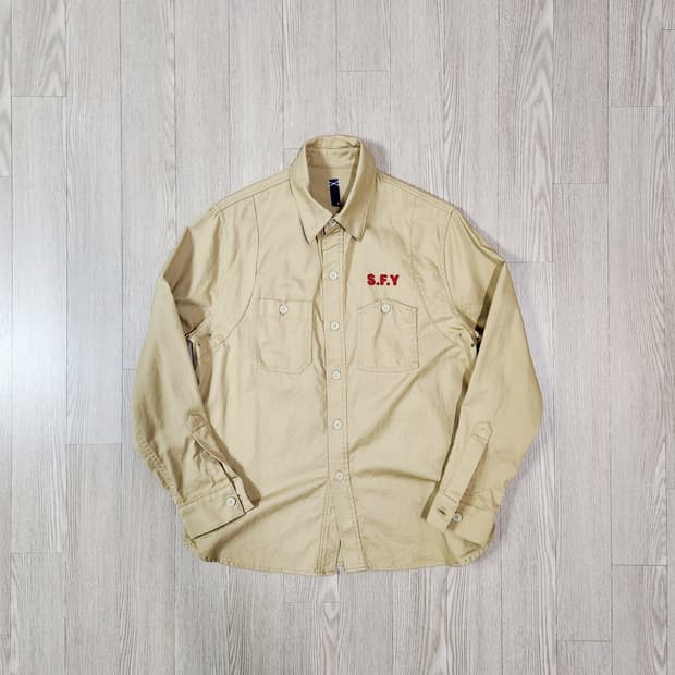 SIFURY 카멜 더블 포켓 체인 자수 셔츠