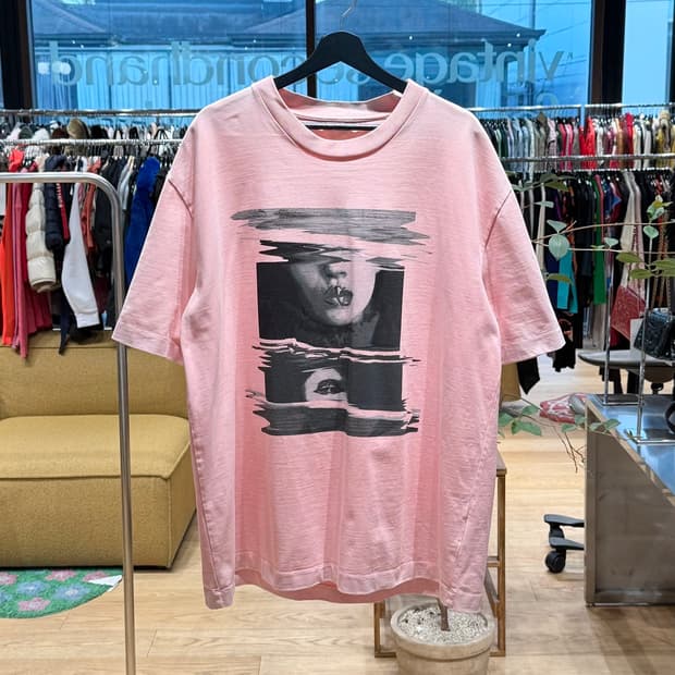 메종 마르지엘라 핑크 그래픽 프린팅 하프티 