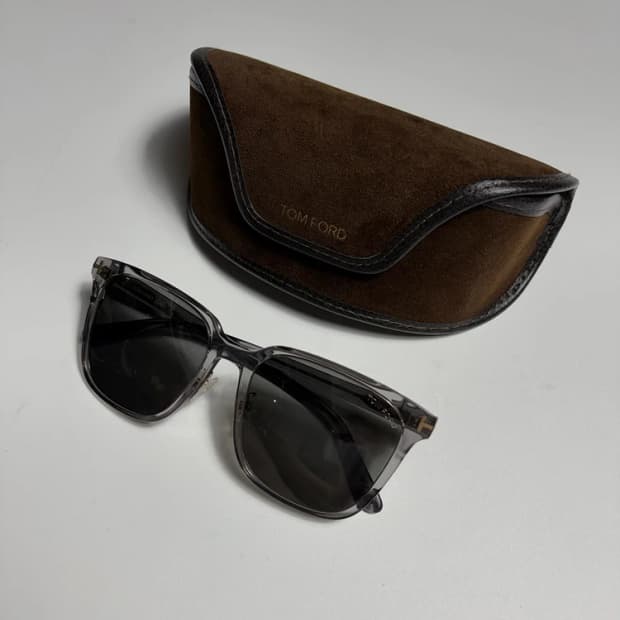 톰포드 TOM FORD 스모크 그레이 프레임 선글라스 PR2272