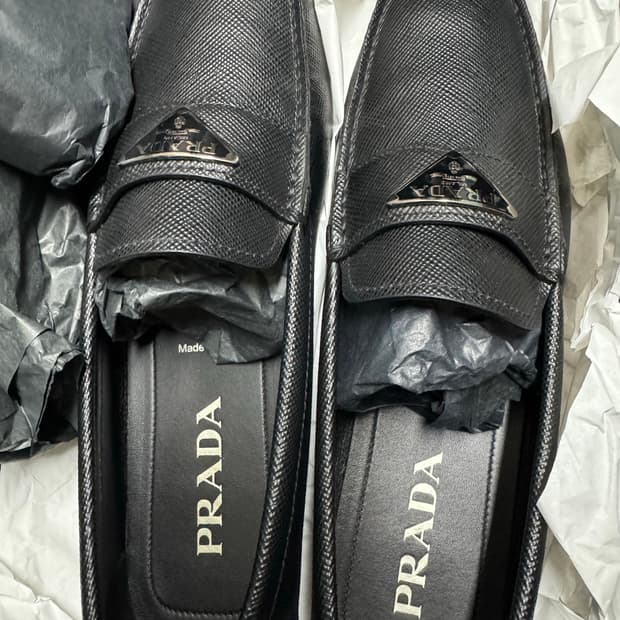 프라다 삼각로고 로퍼 판매합니다 (270~275)