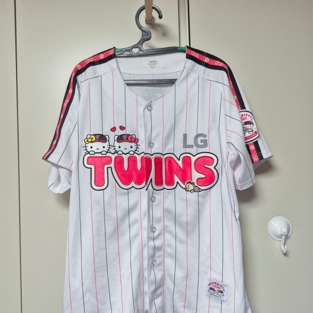 엘지트윈스 유니폼 헬로키티 에디션 105사이즈 팝니다 이주헌 마킹