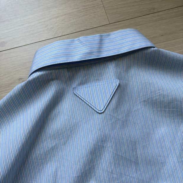 프라다 트라이앵글 패치 스트라이츠 셔츠