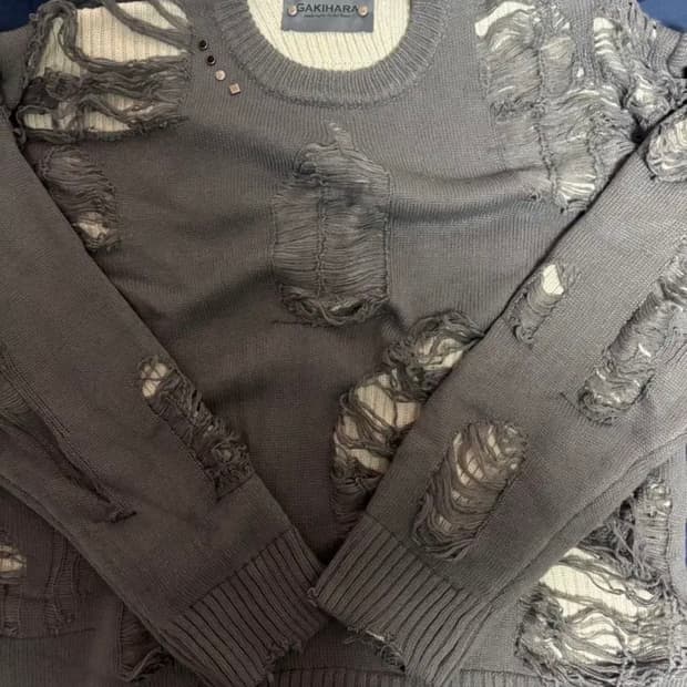 GAKIHARA 데미지 니트 스웨터