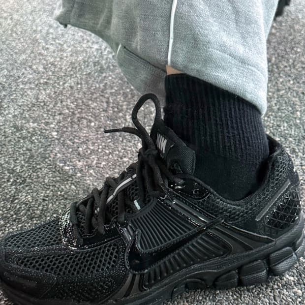 W나이키 줌 보메로 5 블랙 메탈릭 실버 270(남자 사이즈)