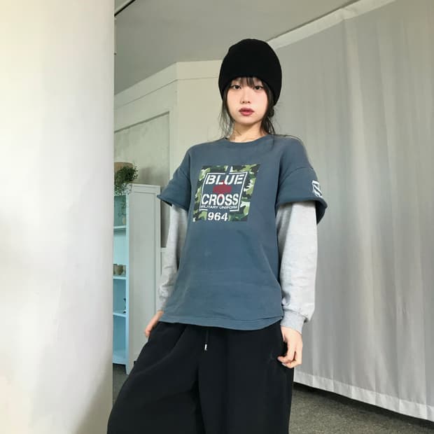 블루 크로스 티셔츠