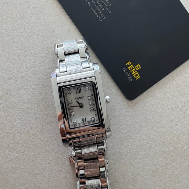 펜디 정품 여성 시계 (자개,다이아,스위스메이드)