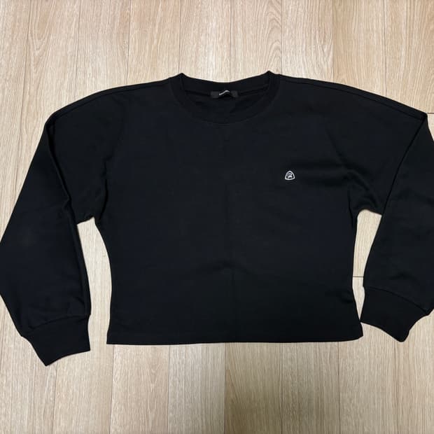 다이애그널 슬리브 실루엣 볼륨 티 블랙