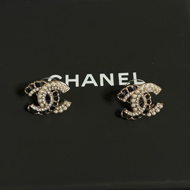 샤넬 정품 cc로고 업사이클링 레더 진주 귀걸이