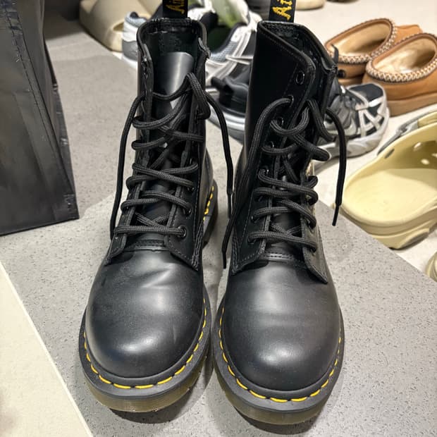 닥터마틴 1460W 우먼스 8홀 블랙 R11821006