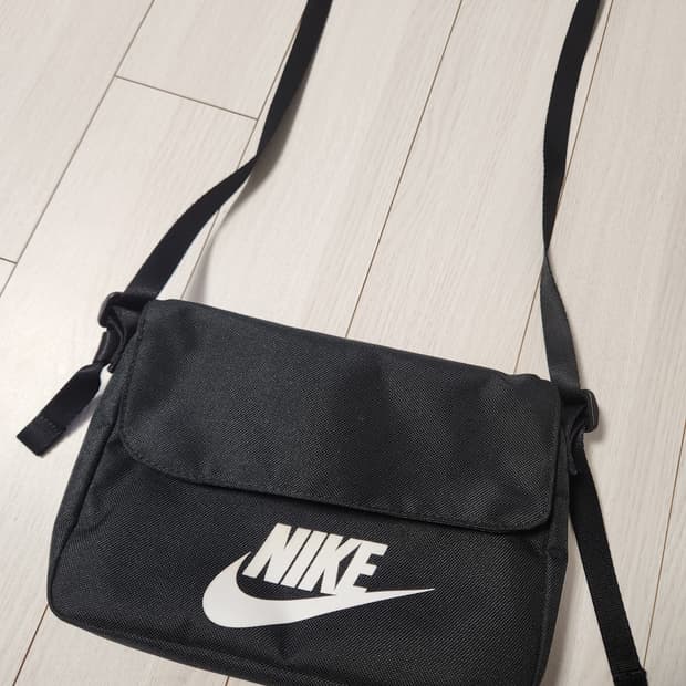 새상품급)나이키 NSW 퓨추라 365 크로스백

사이즈23x15x4

여