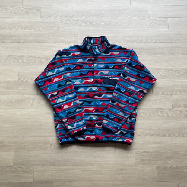 파타고니아 신칠라 웨이브 블루 패턴 