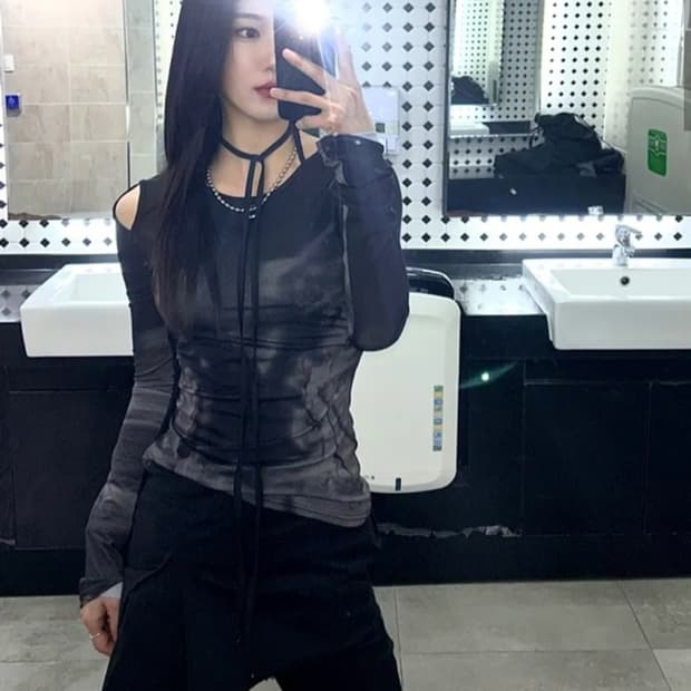 나체 컷아웃 긴팔티