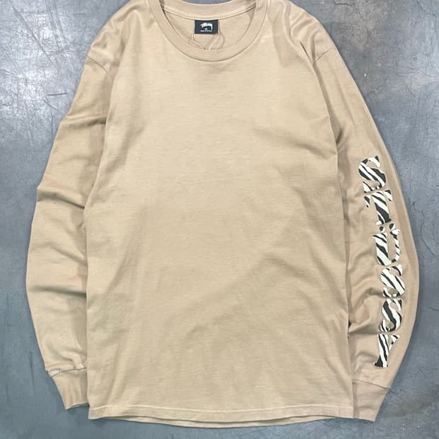 스투시 암 레터링 롱 슬리브 티셔츠