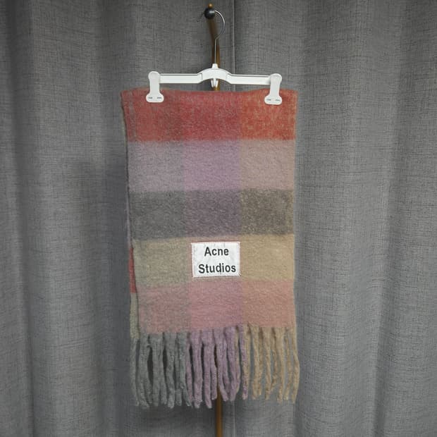 아크네 스튜디오 모헤어 체크 머플러 핑크