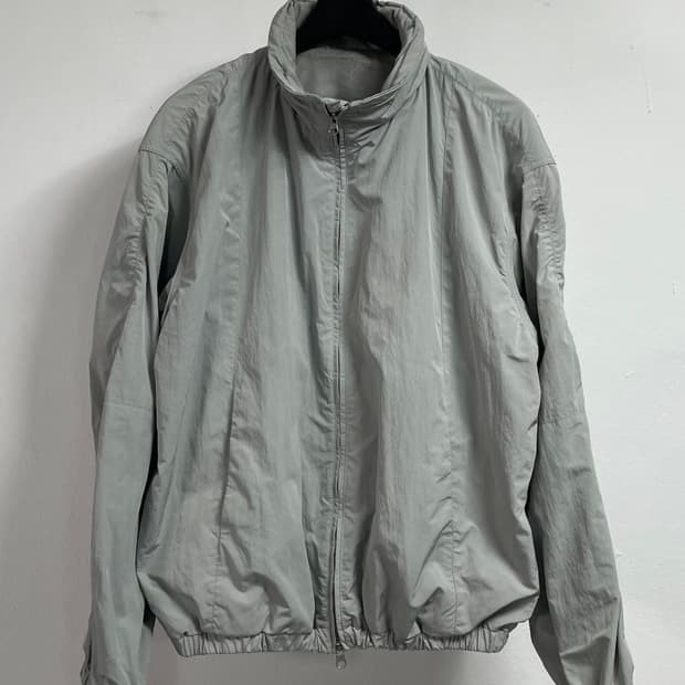 쿠어 나일론 라이트그레이 셔링 바람막이 (on.446)