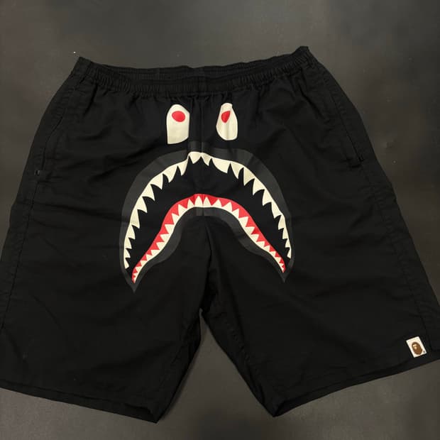 베이프(A Bathing Ape) 브랜드의 샤크 프린트 반바지