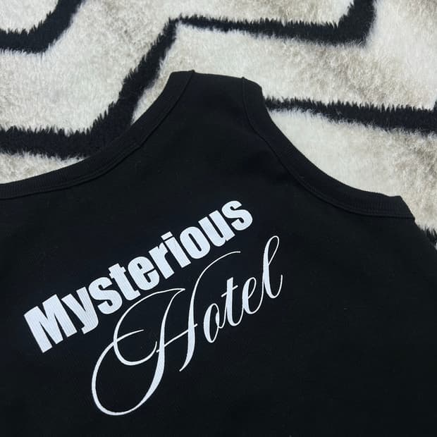 [os]더미스테리어스 호텔 코튼 나시/블랙