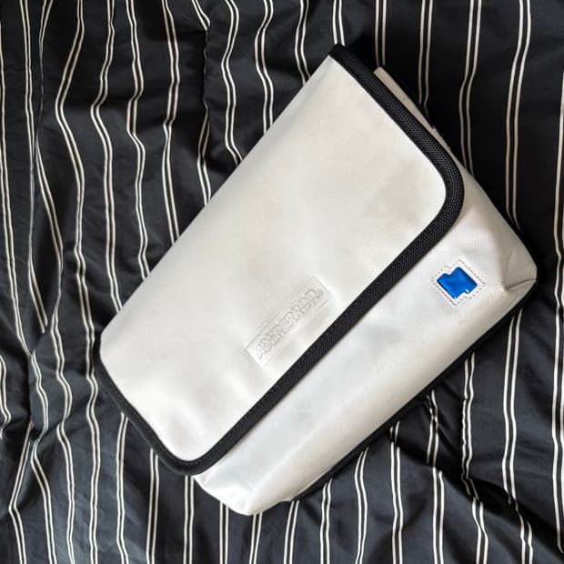 아더에러 스몰 트레이스 이스티 메신저백