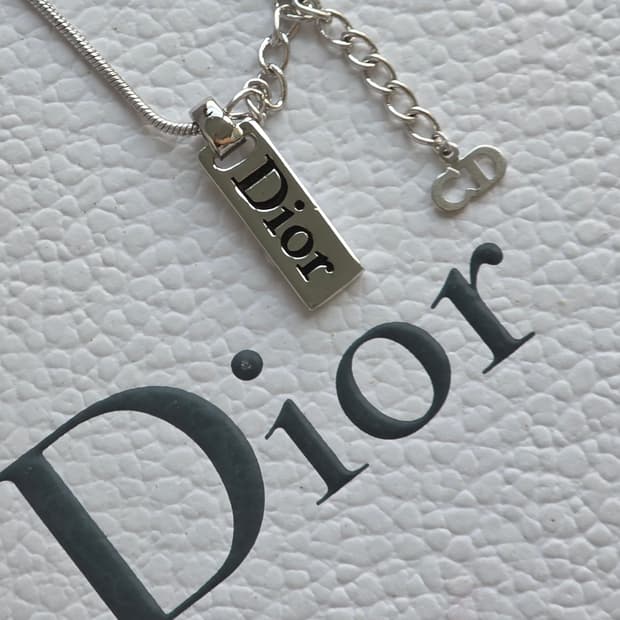 디올 은장 세로바 플레이트 Dior 레터링 목걸이