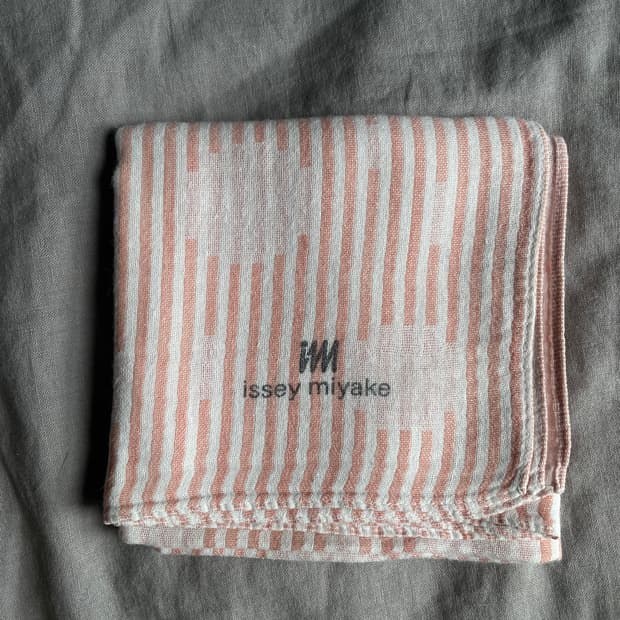 ISSEY MIYAKE 도트 스카프