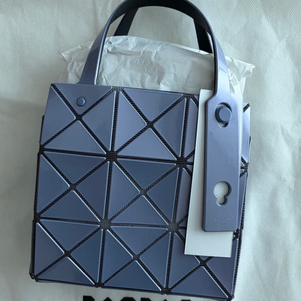 새상품)바오바오 이세이미야케 캐럿 미니 라벤더 정품